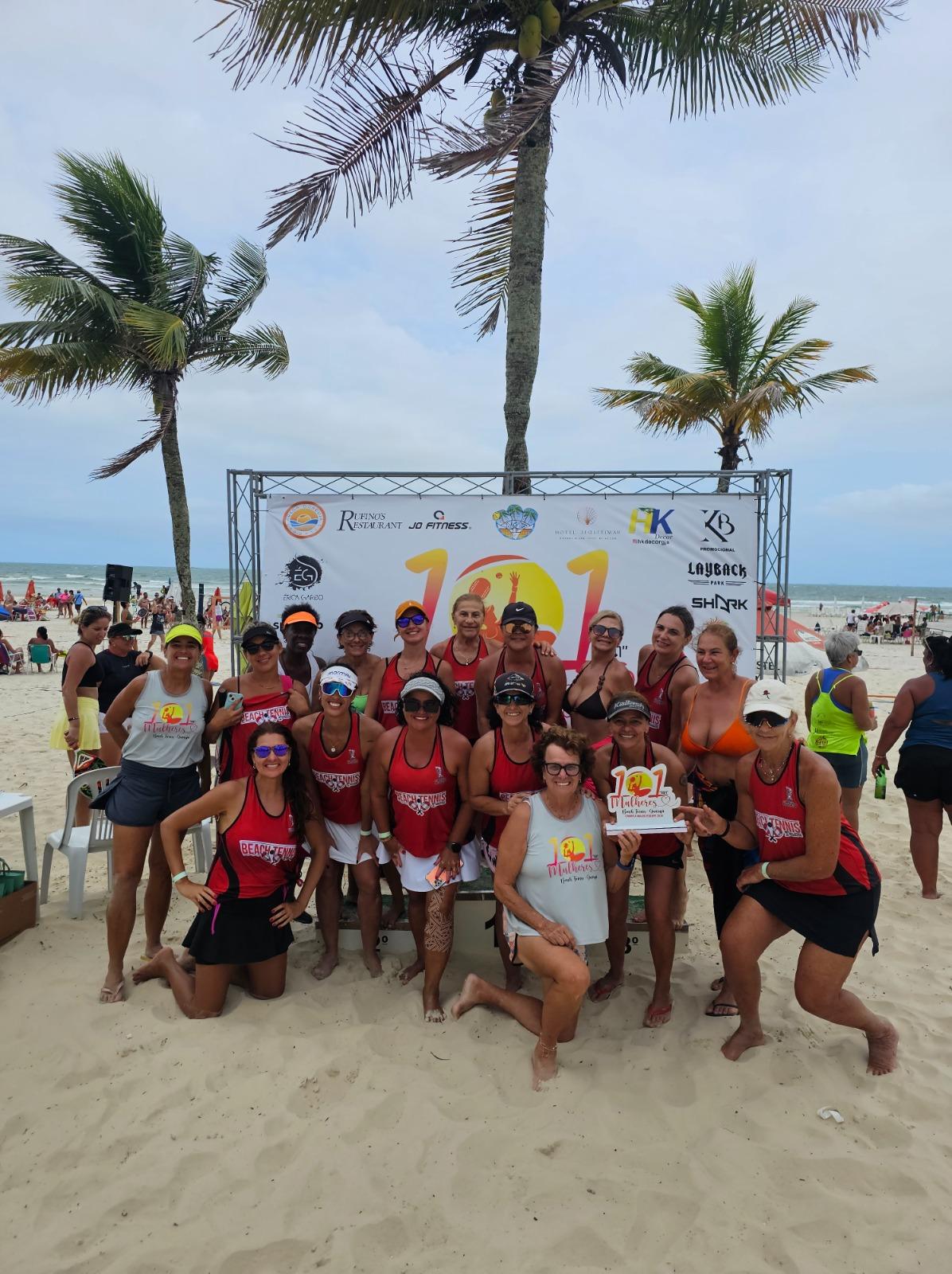 Praia da Enseada recebe 400 atletas no torneio ‘101 Mulheres SQN’ de beach tennis
