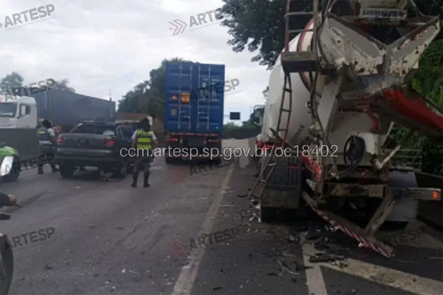 Quatro veículos se envolvem em engavetamento na Rodovia Anchieta, em Cubatão