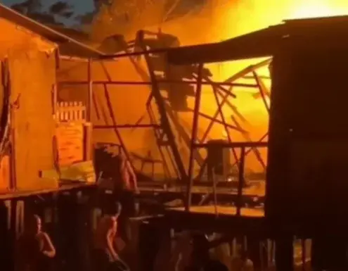 Sete casas são destruídas em incêndio na Vila dos Pescadores e morador é socorrido com queimaduras