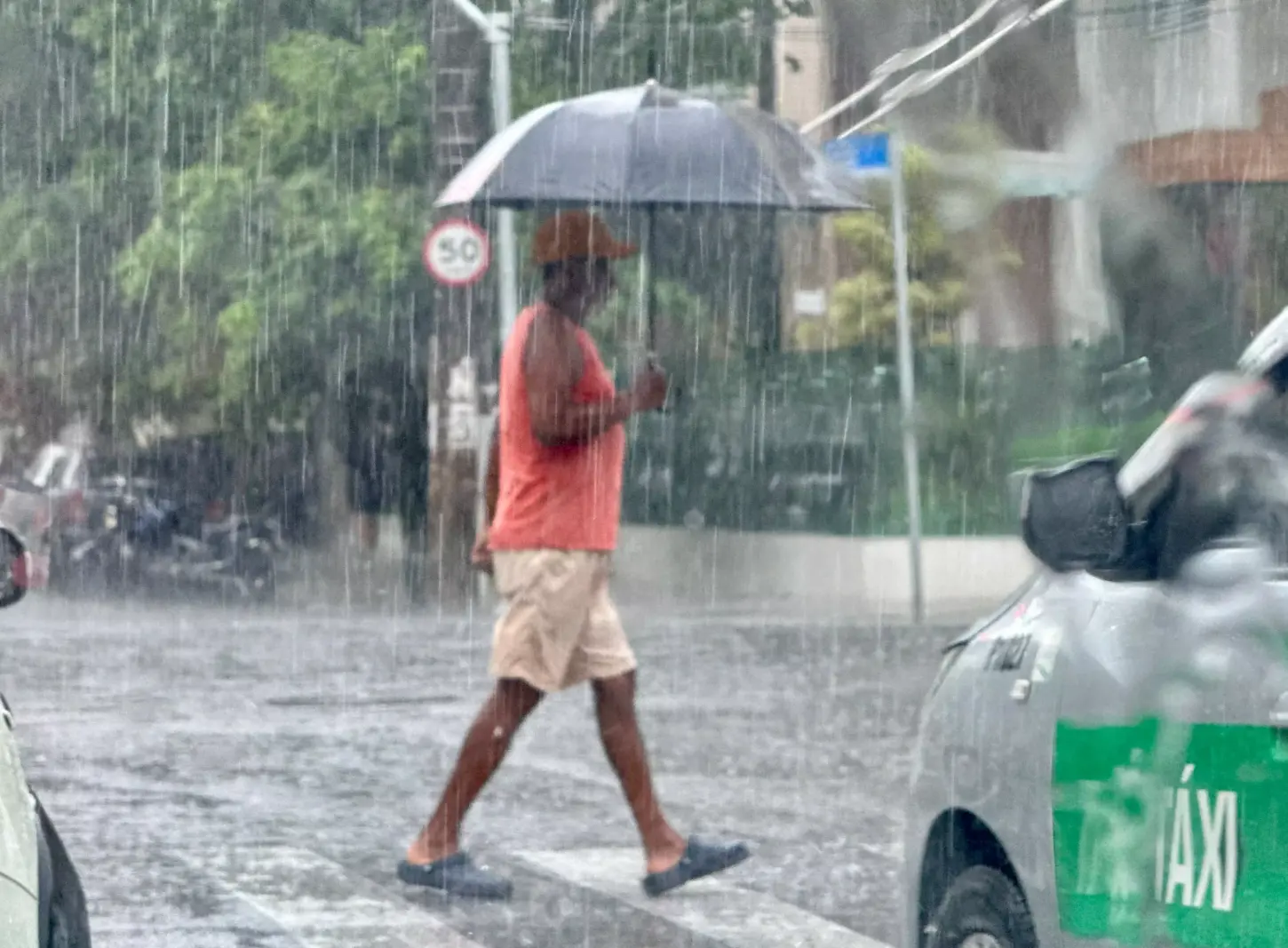 Temporal se aproxima do litoral de São Paulo com 50mm de chuva, raios e ventos intensos de 60 km/h