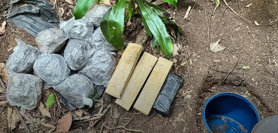 Tonel com cerca de 15 kg de drogas é encontrado em área de mata no Morro do São Bento