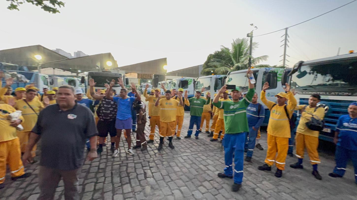 Trabalhadores da limpeza da região mantêm serviços após assembleia