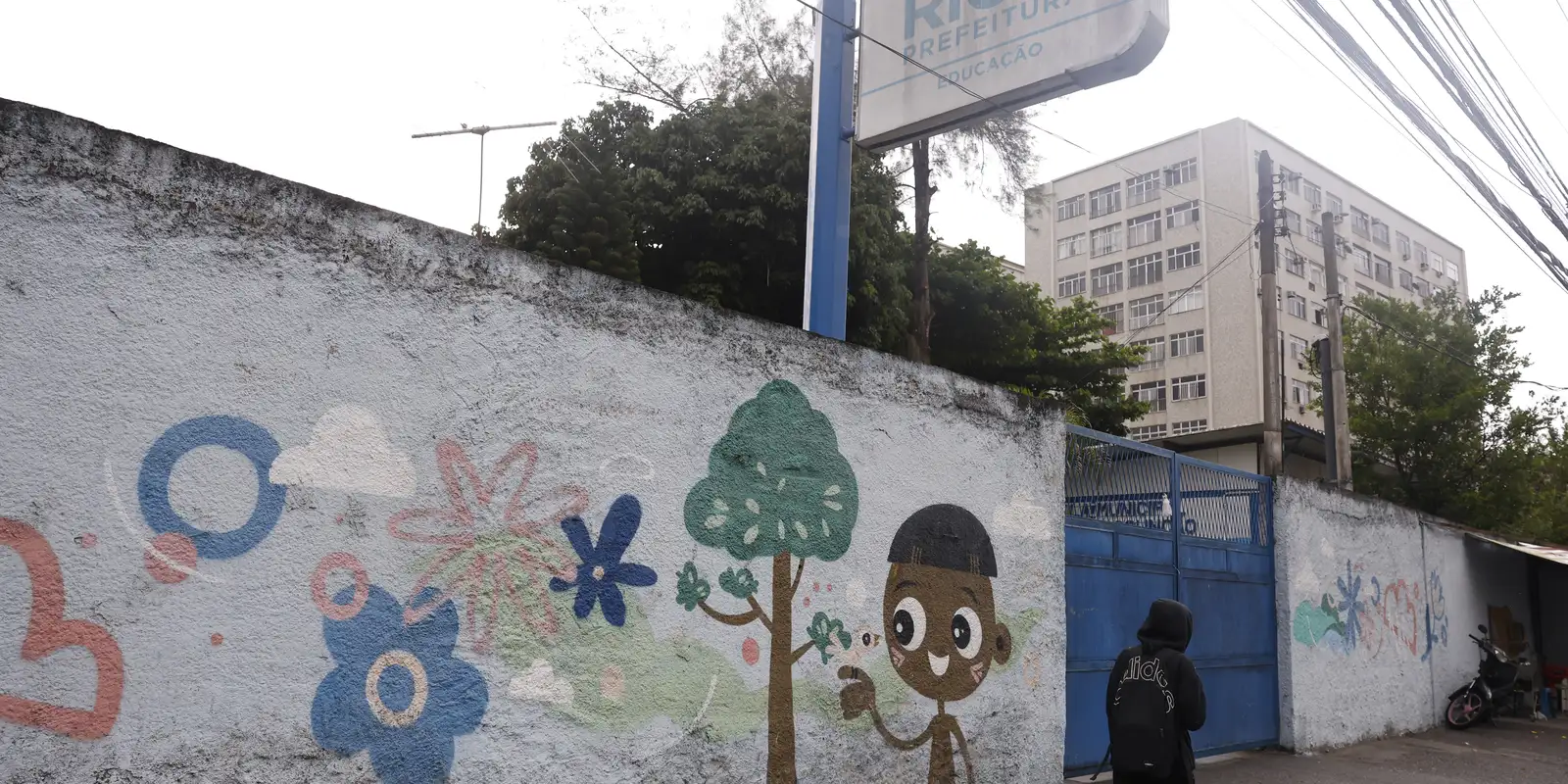 Violência no Rio de Janeiro dificulta acesso à educação e paralisa transportes