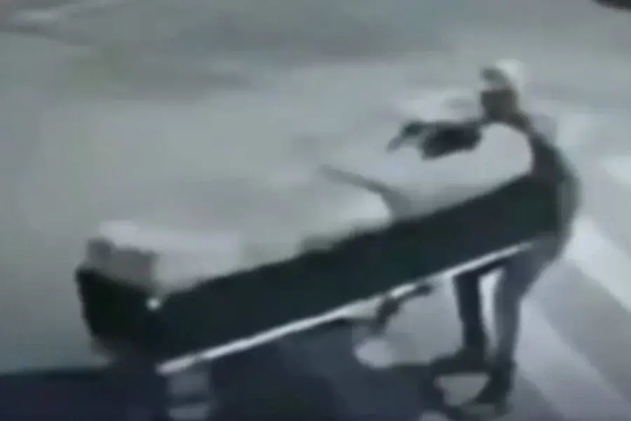 Aposentada foi assassinada e teve corpo transportado pelas ruas de Guarujá dentro de cama; VÍDEO