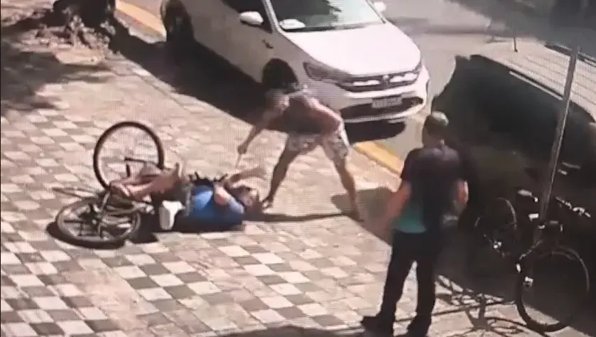 Câmera flagra execução de idoso a facadas após saída de banco em Santos; VÍDEO