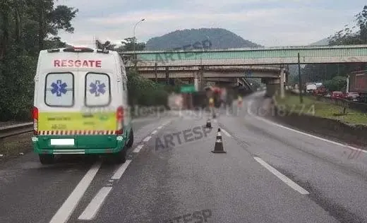 Caminhão-tanque tomba e vaza óleo na Rodovia Padre Manoel da Nóbrega em Cubatão