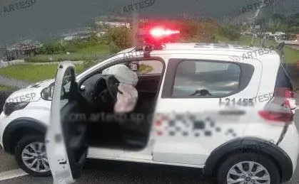Carreta colide com viatura da Polícia Militar em Cubatão
