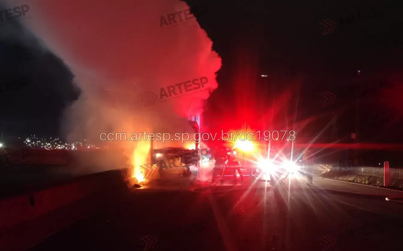 Carreta pega fogo na descida da serra e interdita Anchieta em Cubatão