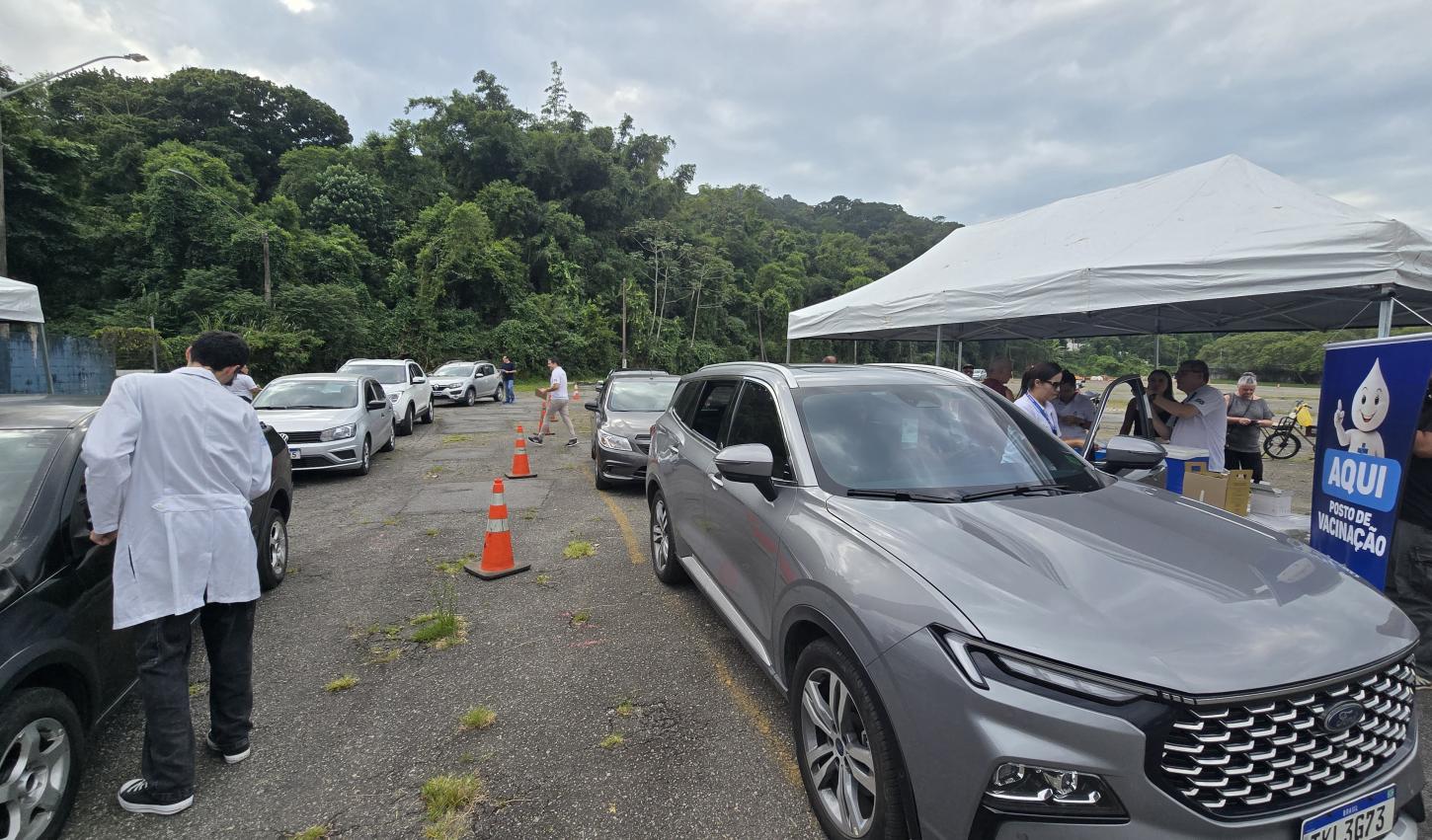 Drive-Thru de vacinação contra a gripe imuniza mais de mil pessoas em Guarujá