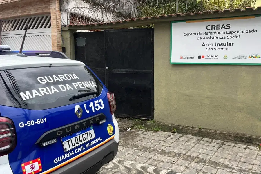 Homem é preso após agredir ex-companheira e roubar o celular dela em São Vicente