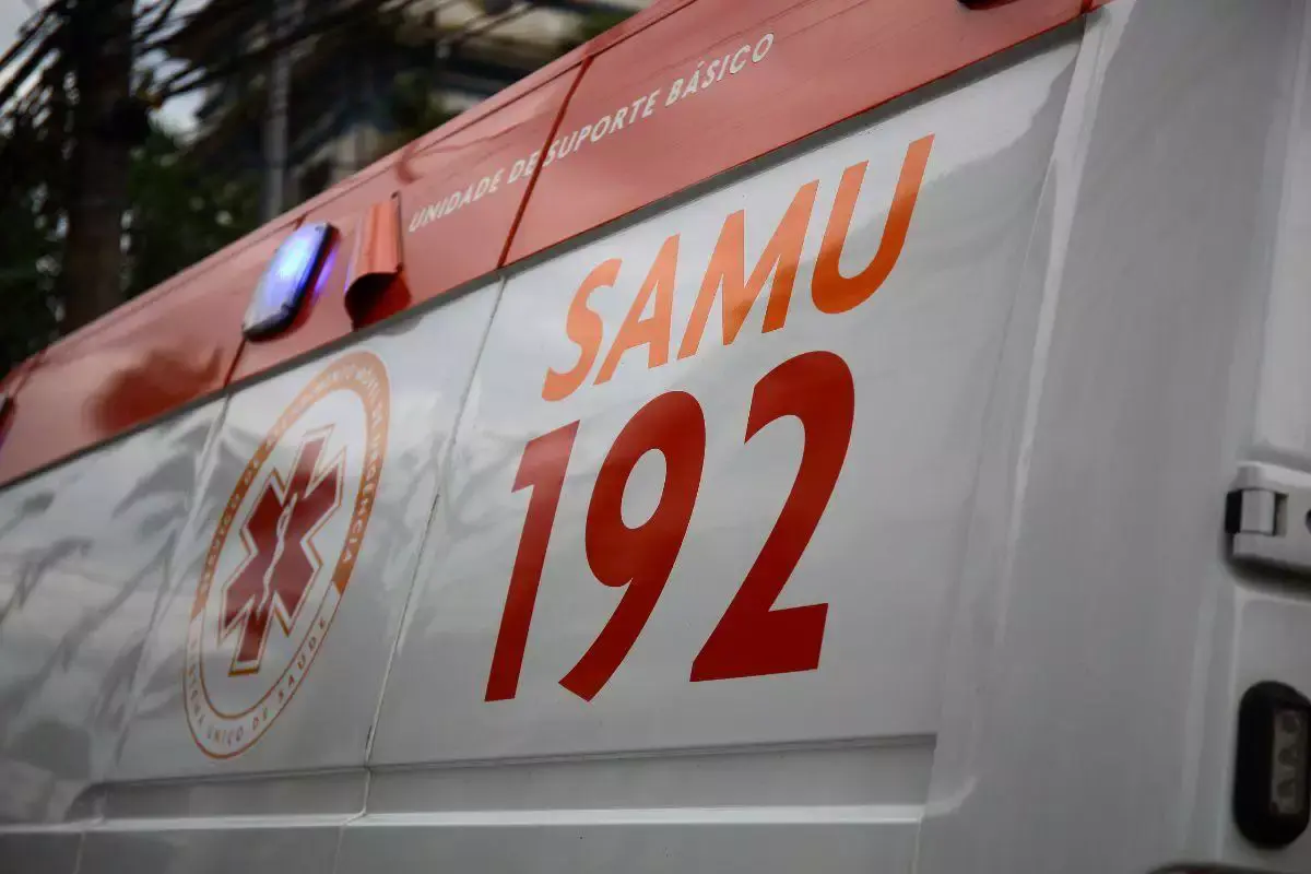 Homem fica ferido após bater com moto em carro e ser jogado no chão em Guarujá