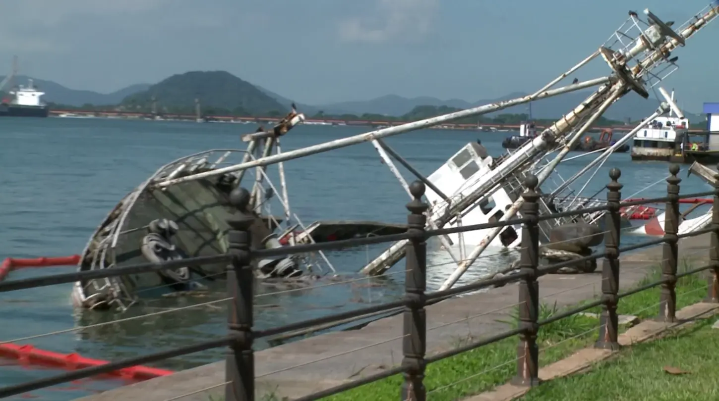 Marinha aprova plano de remoção de navio histórico Professor Besnard no Porto de Santos