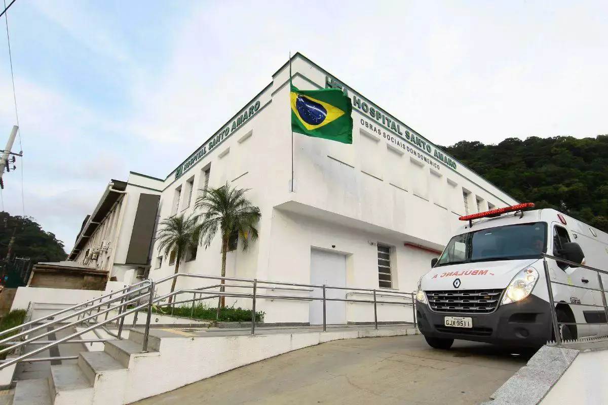 Mulher atropela PM e danifica comércio ao tentar atingir companheiro com o carro durante briga do casal em Guarujá
