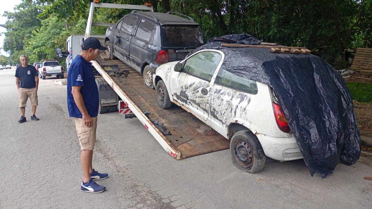 Operação Via Livre remove 13 veículos abandonados nos bairros Morrinhos e Vila Zilda