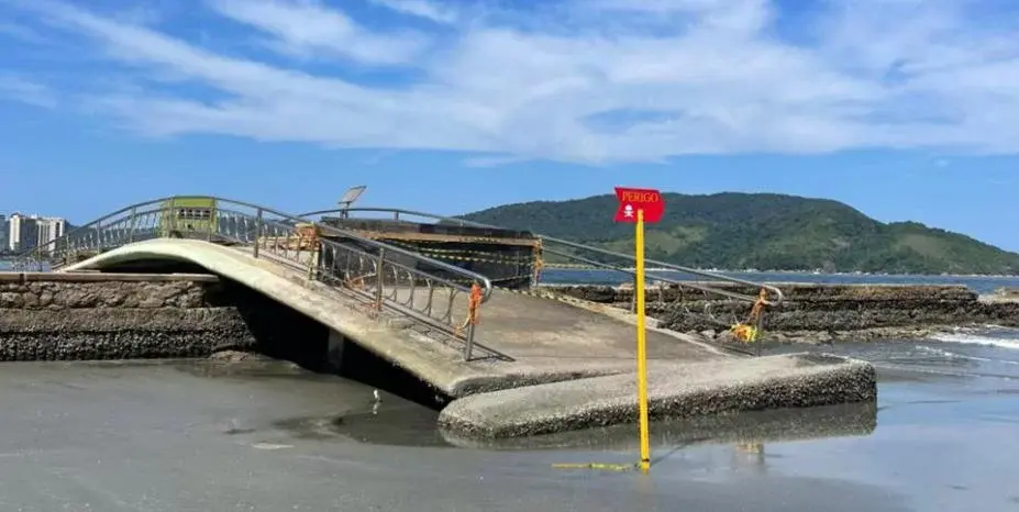 Passarela na praia de Santos é interditada para obras de prolongamento