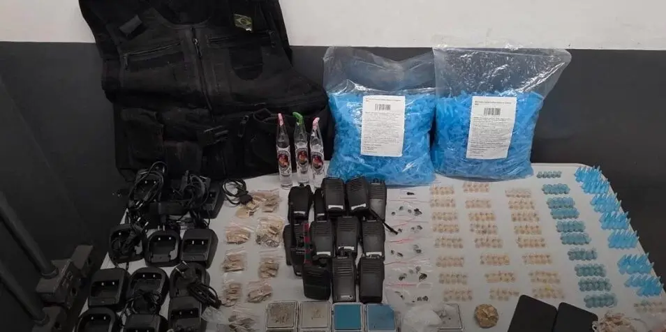 PM apreende grande quantidade de drogas e rádios comunicadores em morro de Santos