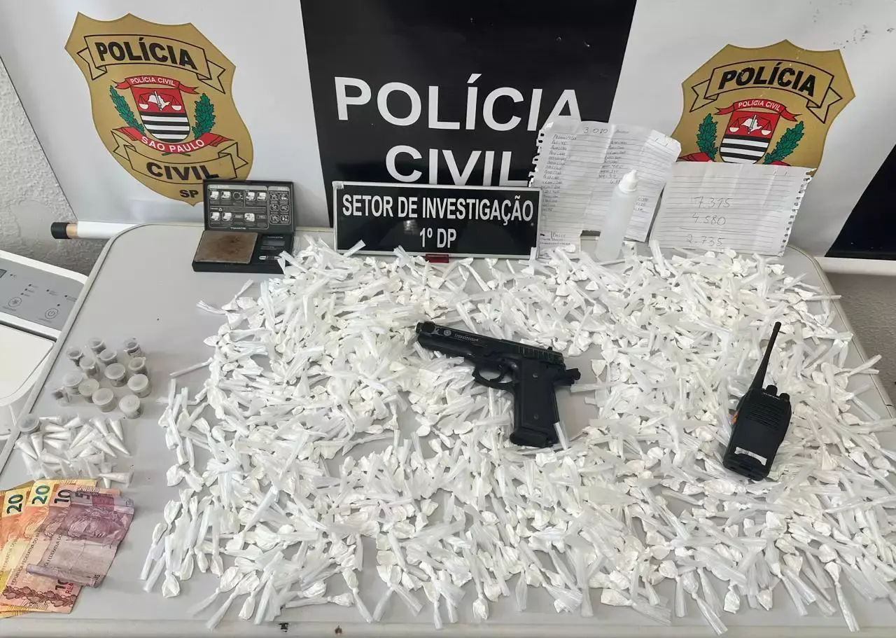 Após a apreensão, os policiais permaneceram em monitoramento nas proximidades. Suspeito retornou e acabou preso Em determinado momento, o homem voltou ao local em atitude suspeita e foi abordado. Conforme a investigação, ele exercia a função de “olheiro”,