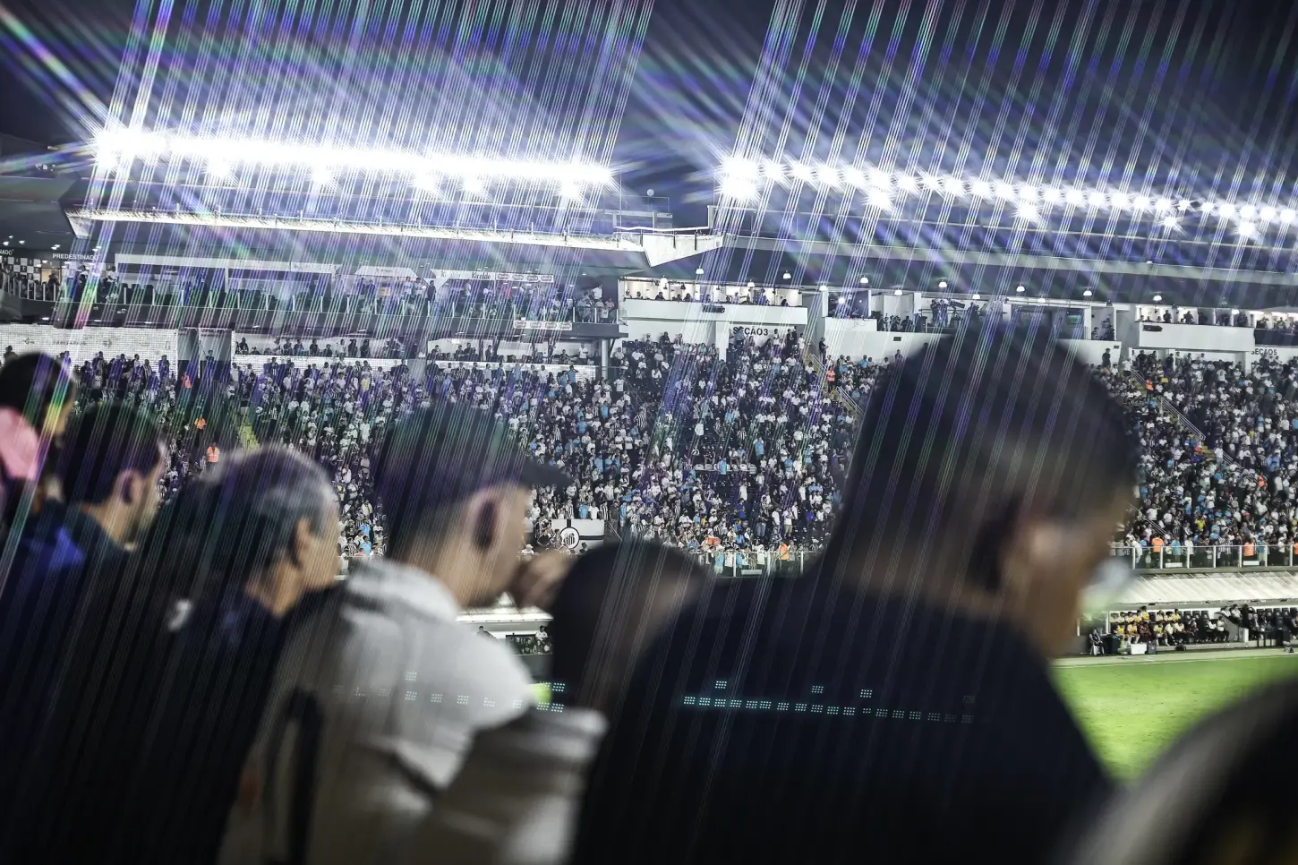 Torcedor do Atlético-MG é detido por ato obsceno na Vila Belmiro