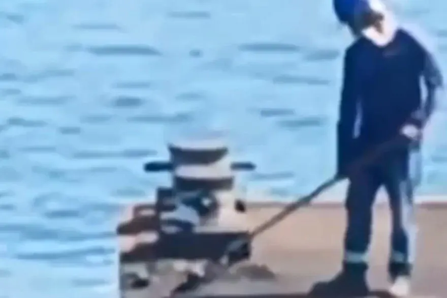 Trabalhador descarta resíduos de obras no mar na travessia entre Santos e Guarujá; VÍDEO