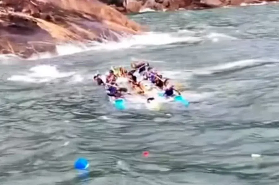 Canoas afundam após serem arrastadas por correnteza na Ilha das Palmas, em Guarujá; VÍDEO
