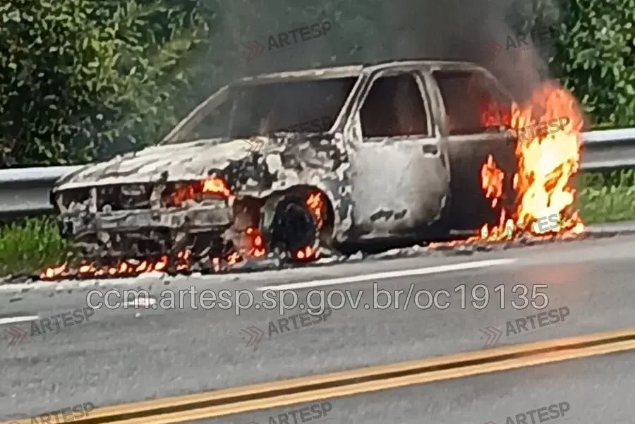 Carro é destruído por incêndio na Mogi-Bertioga e motorista não é localizado