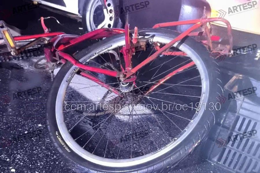 Ciclista morre após ser atingido por moto e atropelado por van na Padre Manoel da Nóbrega