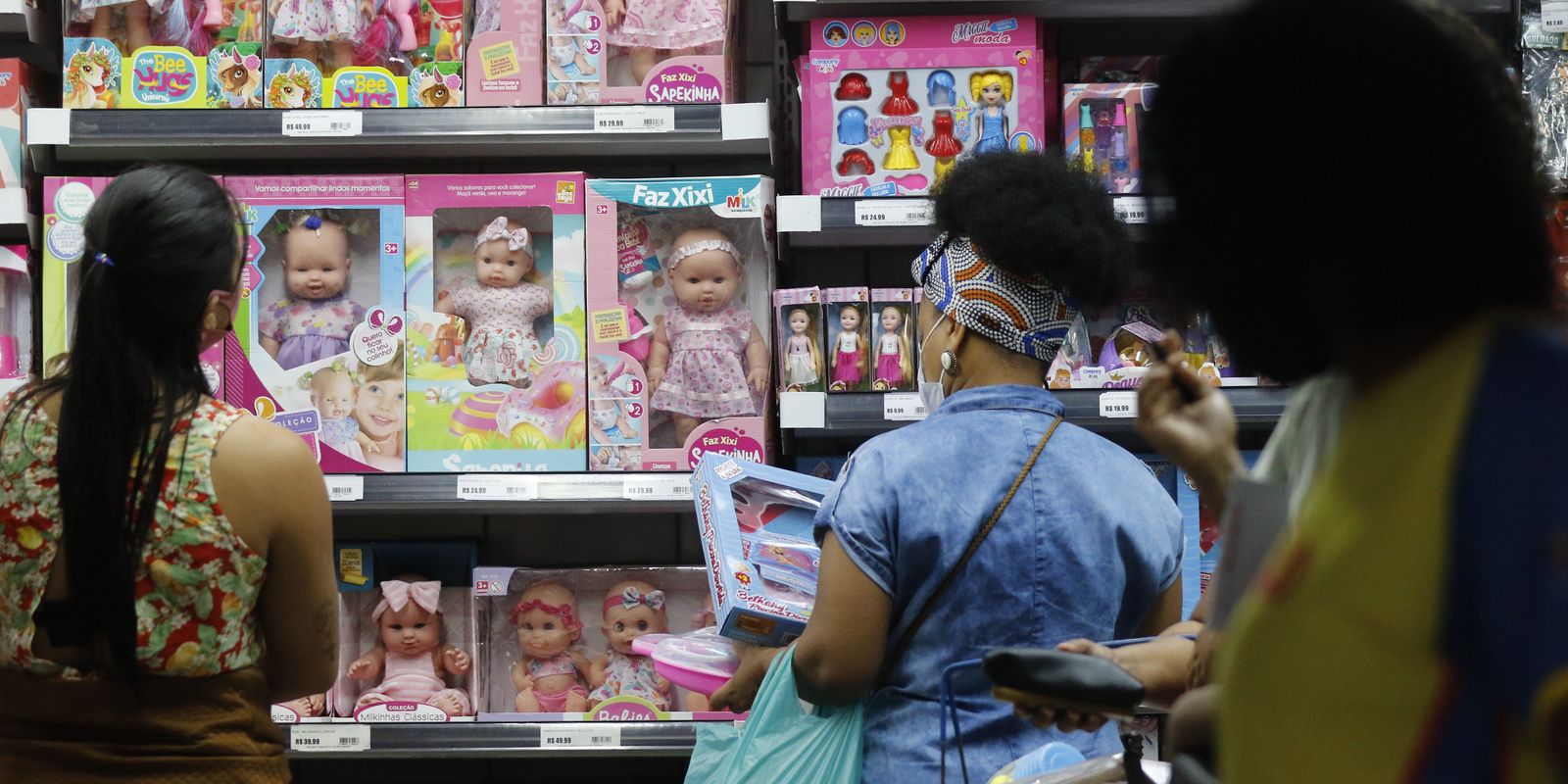Comércio brasileiro cresce 0,5% em março, impulsionado pela queda do dólar, revela IBGE