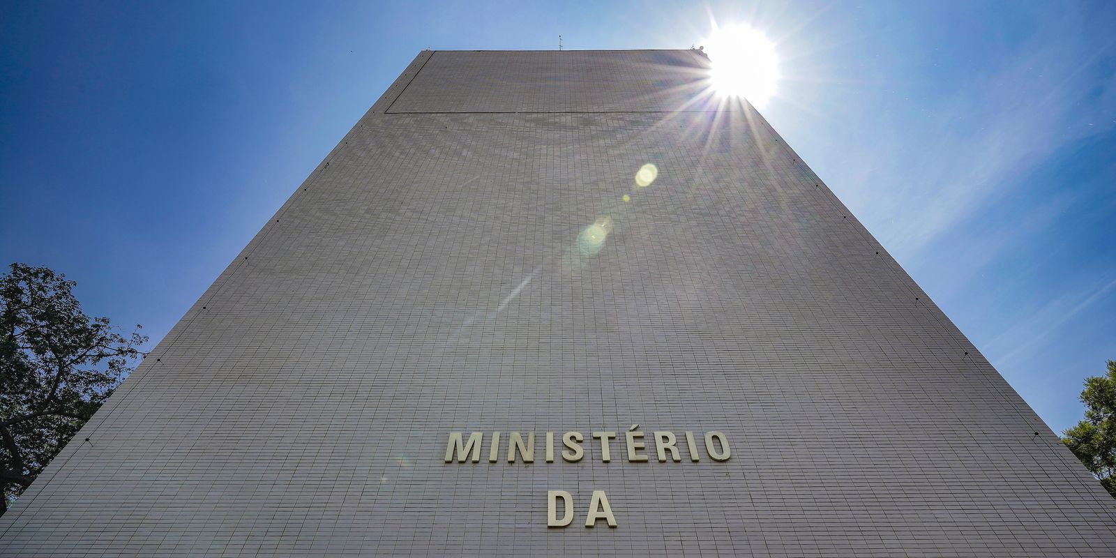 Ministérios da Defesa e Cidades lideram novo bloqueio no Orçamento de 2026