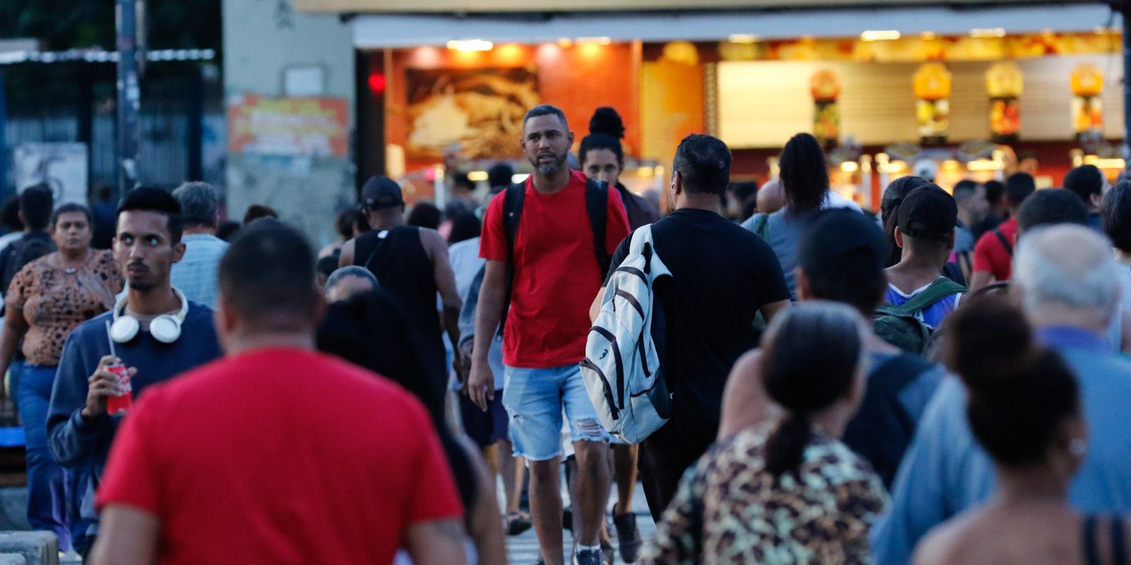 Taxa de desemprego no Brasil atinge 5,8% no trimestre encerrado em abril, segundo IBGE