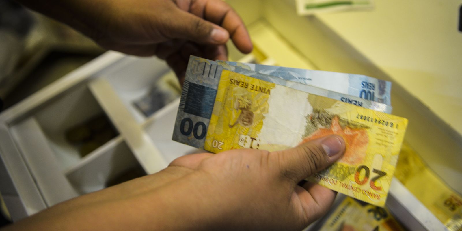 Rendimento do trabalhador alcança patamar recorde em 16 UFs, segundo Pnad Contínua do IBGE