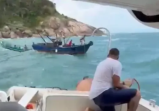 Dois pescadores são resgatados por empresário durante ventania em Guarujá; VÍDEO