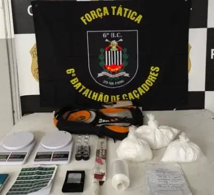 Drogas e materiais do tráfico são apreendidos em barraco abandonado em Santos