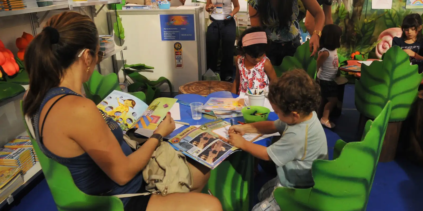 Estudo revela que mais da metade das famílias brasileiras raramente leem para crianças