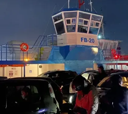Falha técnica em balsa causa dificuldade de atracação na travessia Santos-Guarujá
