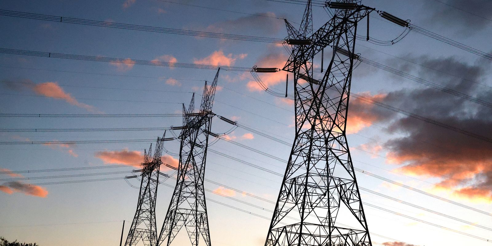 Governo federal renova contratos de distribuidoras de energia, impulsionando investimentos e qualidade em 13 estados