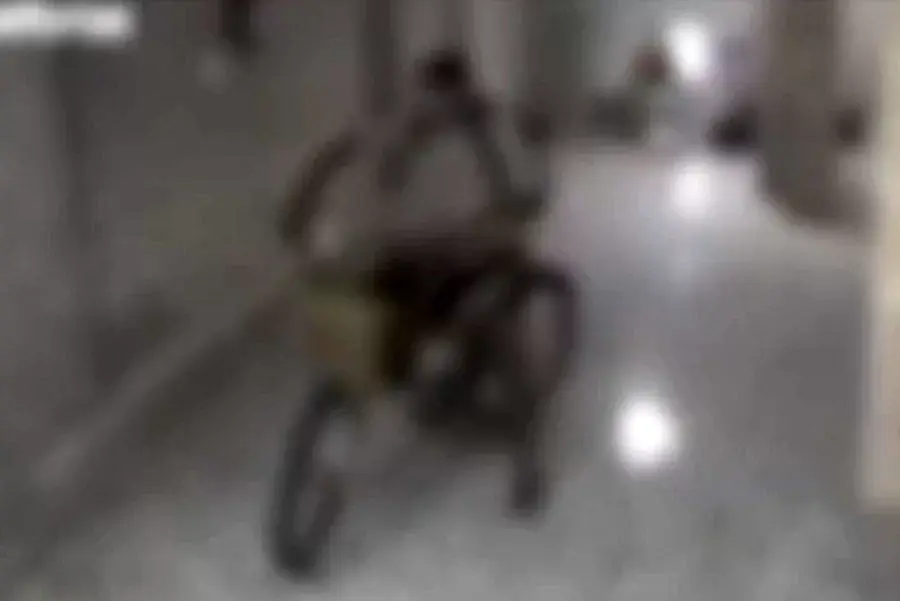 Homem invade garagem de prédio e rouba bicicleta na Vila Belmiro, em Santos; VÍDEO