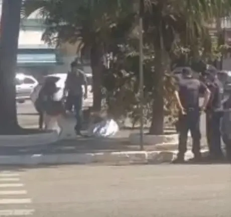 Idoso é encontrado morto em praça de Guarujá