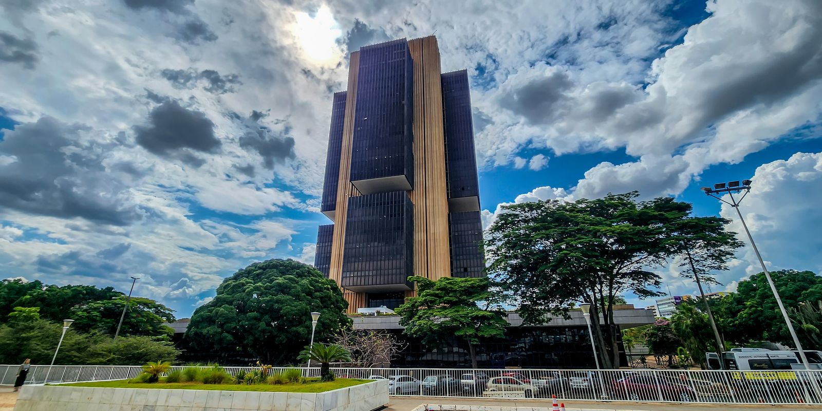 Economistas divergem: juros altos pressionam mais a dívida pública que gastos, dizem especialistas