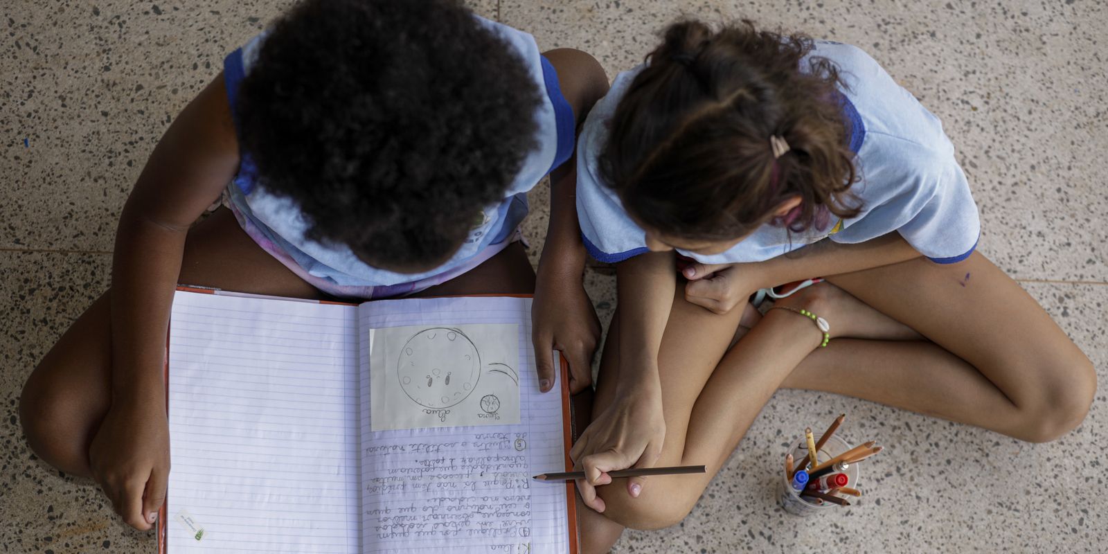 Metade dos estudantes não reconhece debate sobre educação antirracista nas escolas, revela estudo