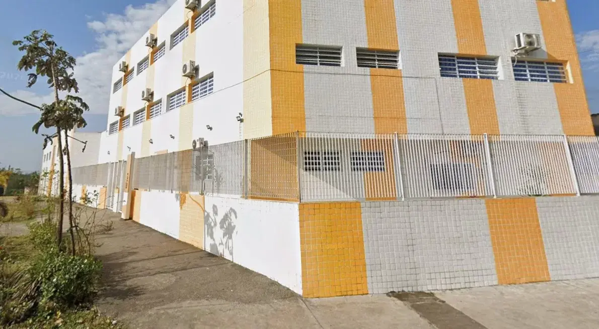 Mulher é esfaqueada pelo ex-companheiro em frente a escola em São Vicente