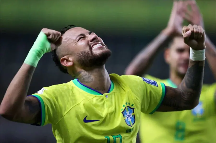 Neymar trata lesão no CT, enquanto Santos estuda homenagem antes da seleção