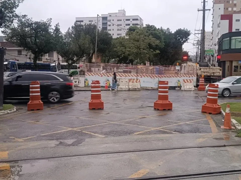 Obra da Sabesp no Canal 2 libera uma faixa ao tráfego em Santos até 16 de maio