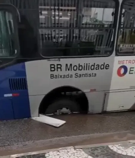 Ônibus intermunicipal atola e reparos causam interrupção no abastecimento de água em São Vicente