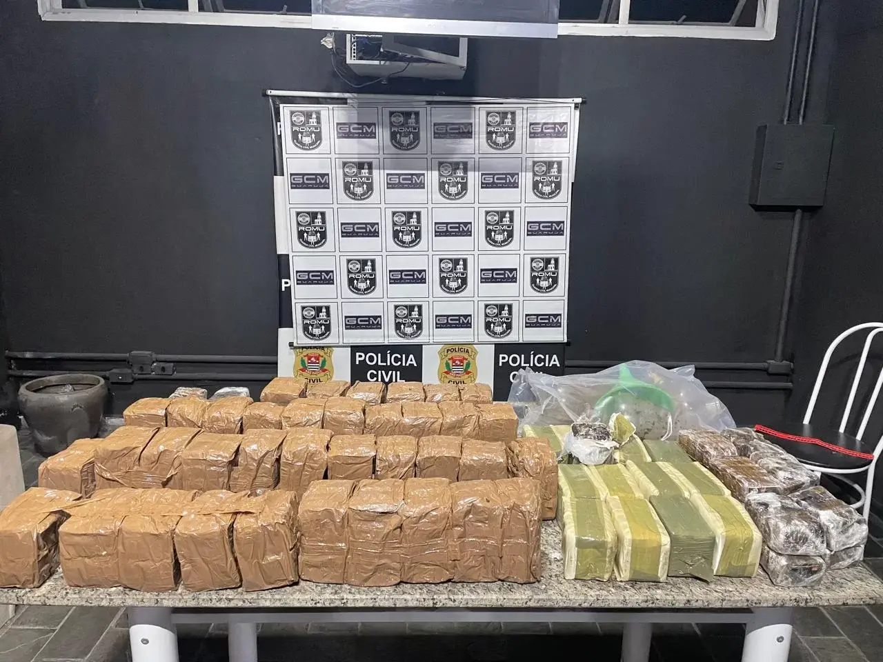 Perseguição termina com descoberta de 'casa bomba' e apreensão de 60 kg de maconha em Guarujá