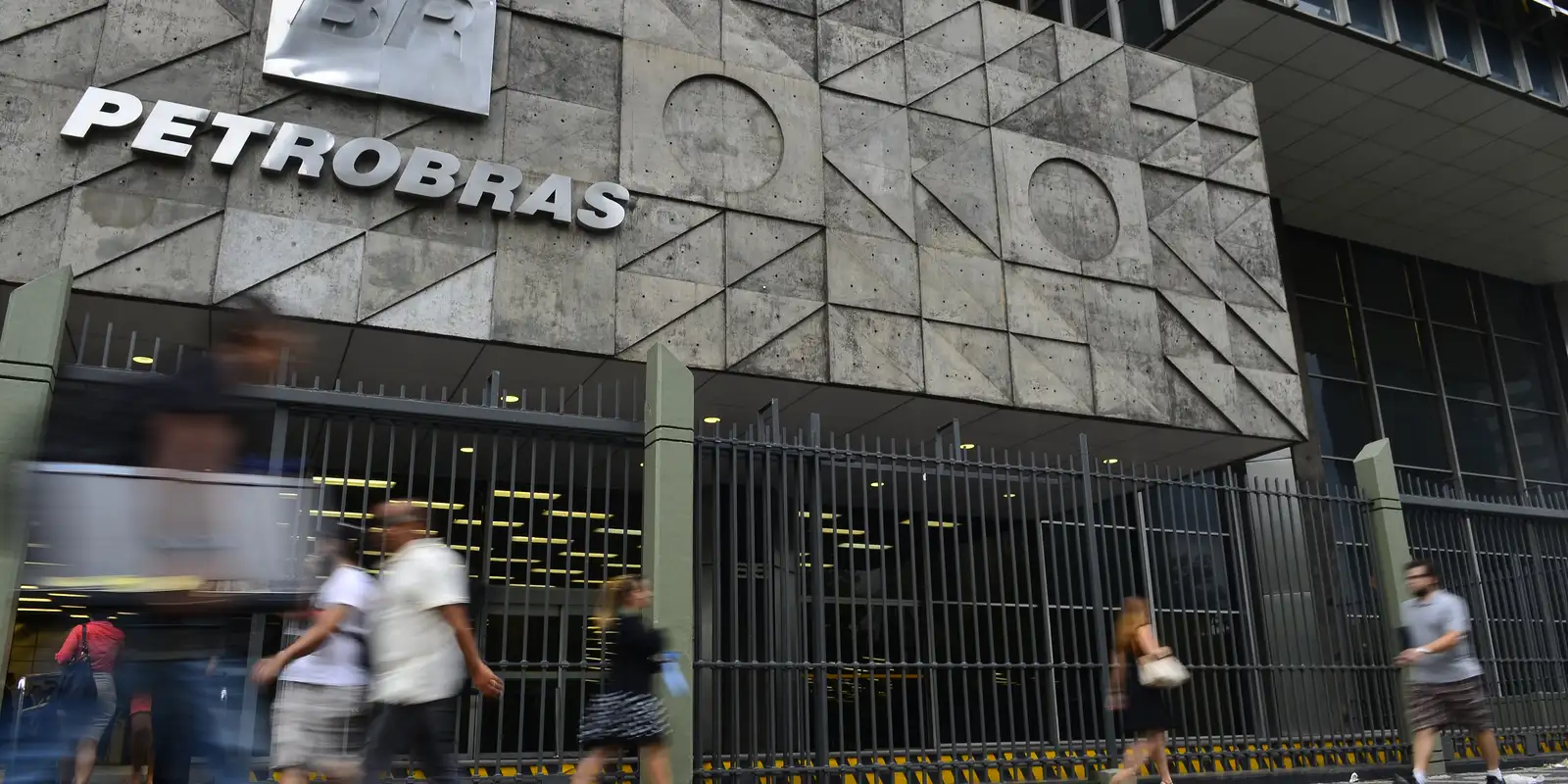 Petrobras eleva em R$ 0,04 o preço da gasolina para distribuidoras