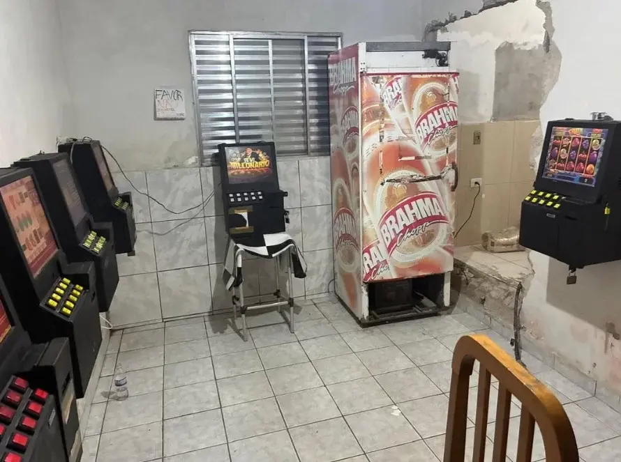 Polícia Civil fecha adega com caça-níqueis e suspeita de central de golpes em Santos