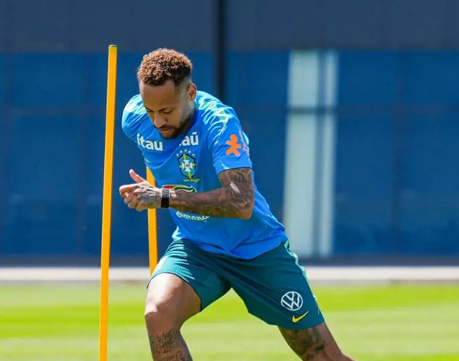 Ancelotti poupa sete titulares em treino com Neymar à disposição