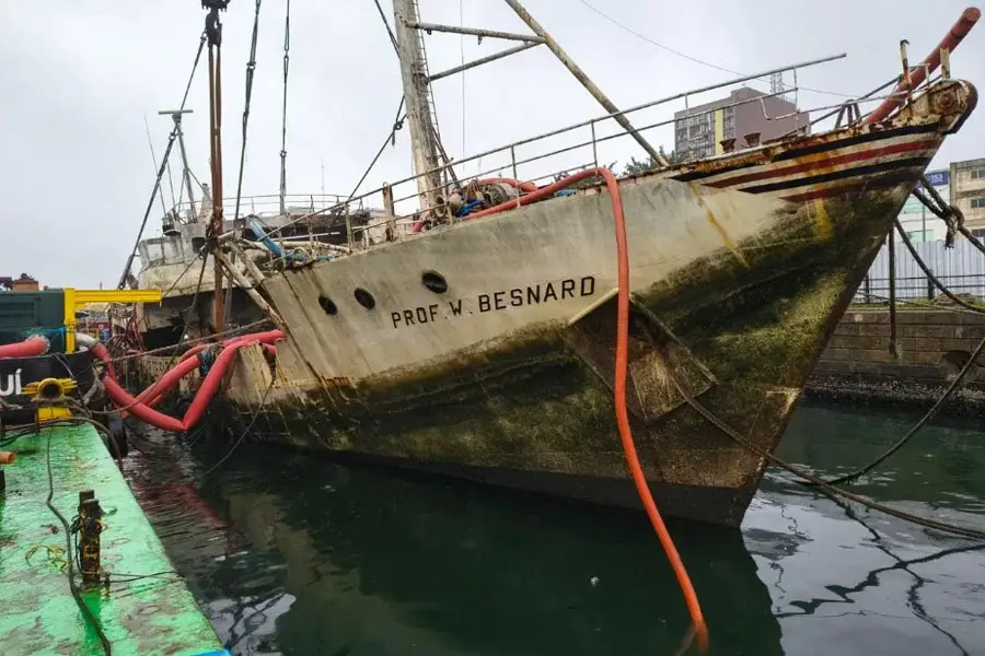 Após mais de três meses, navio Professor Besnard volta a flutuar no Porto de Santos