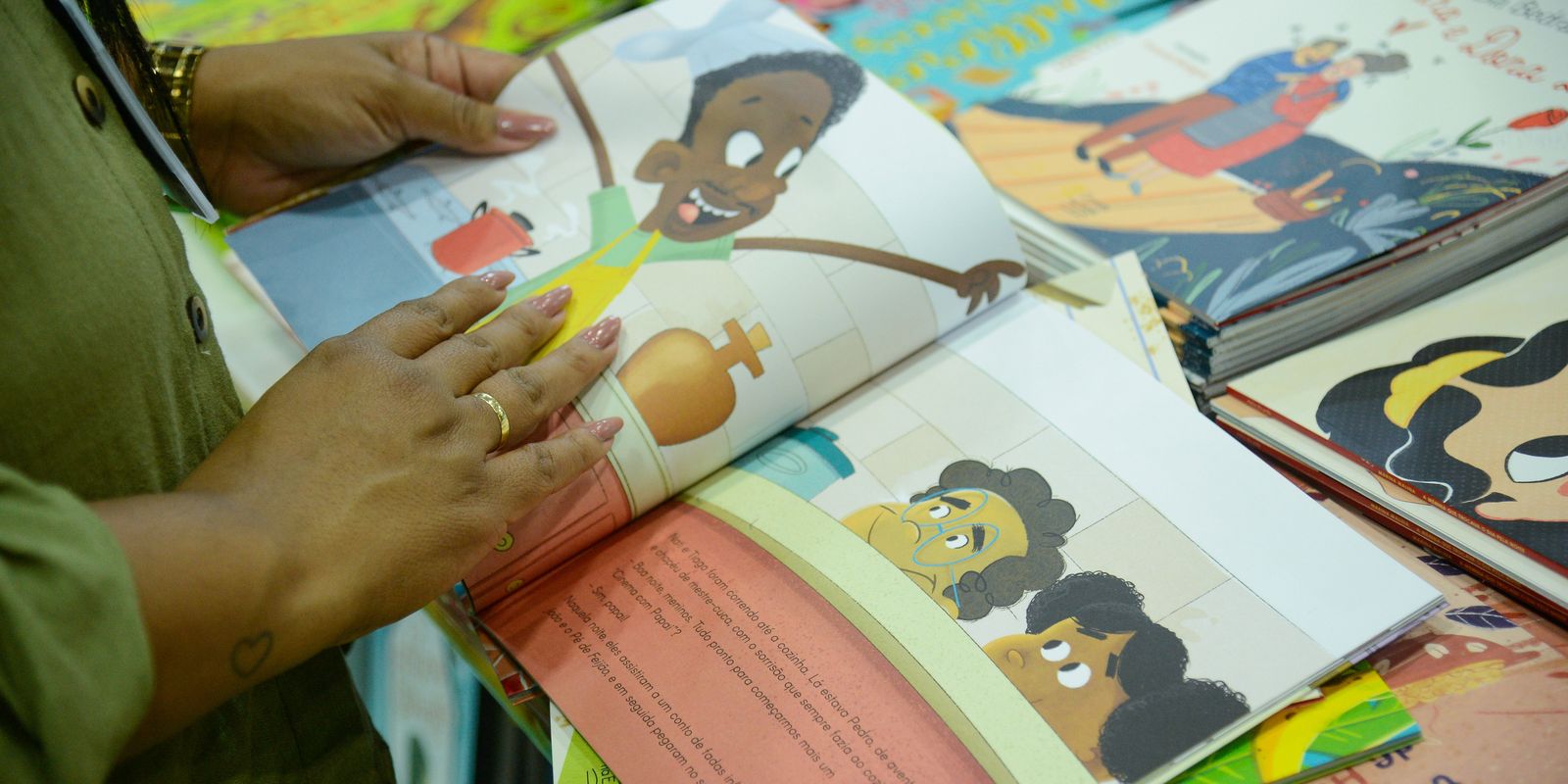 Bienal nas escolas adota tema da Copa do Mundo para estimular a leitura no Rio de Janeiro