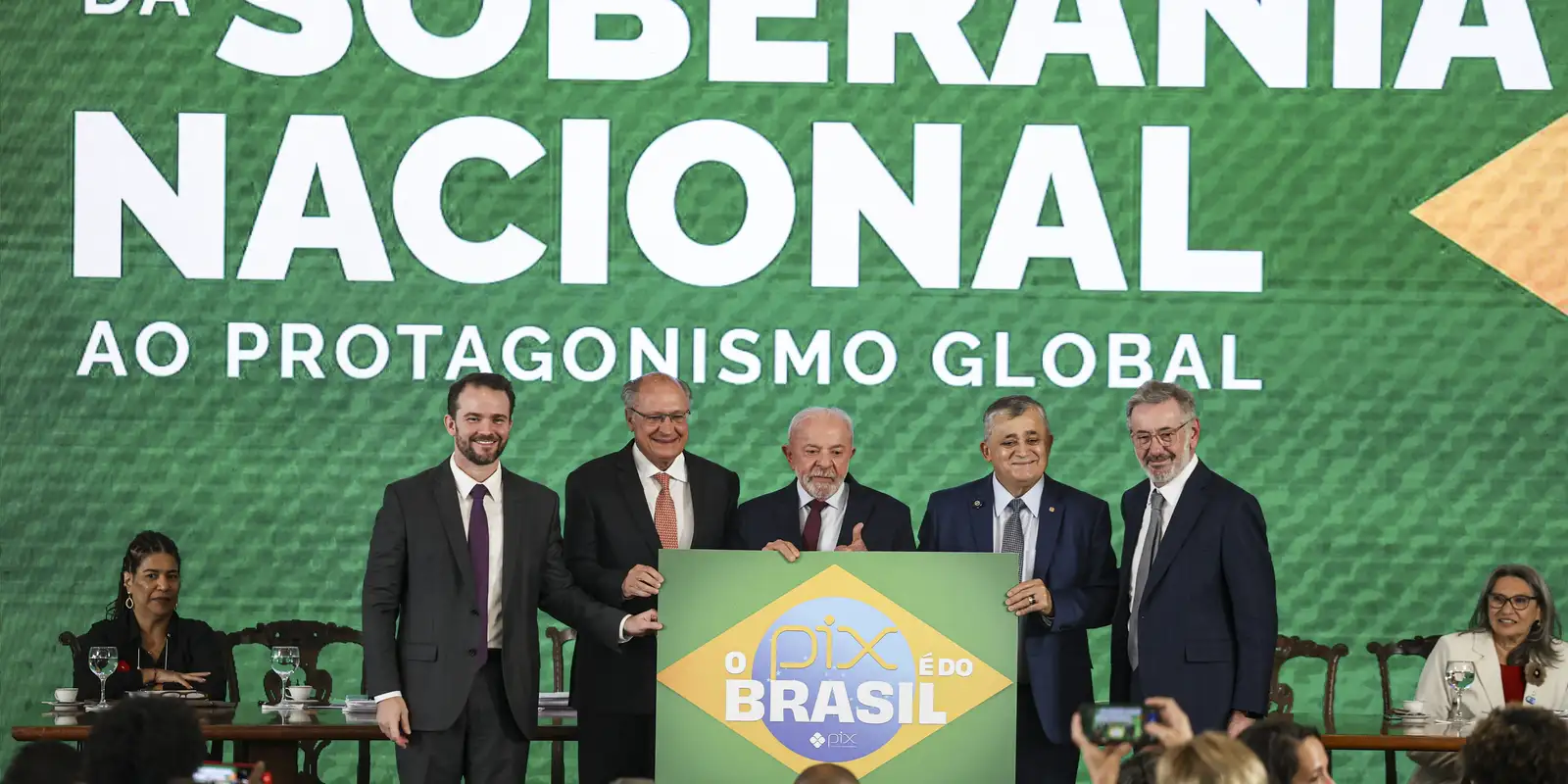 Durigan reitera defesa da soberania brasileira e do Pix em meio a desafios da política econômica global